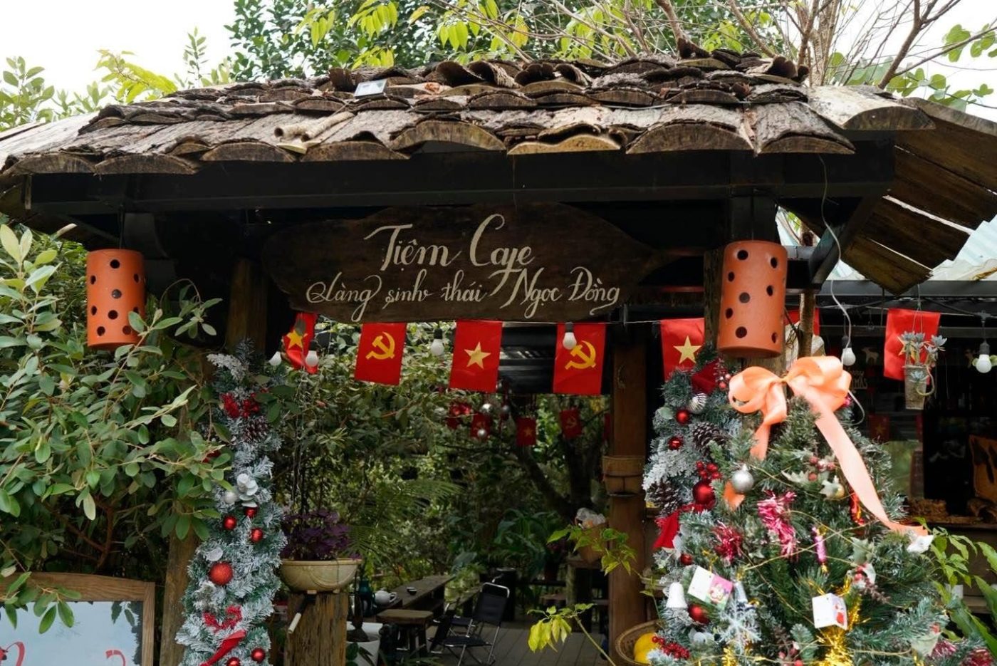 Cổng gỗ trang trí đèn lồng đỏ trong khuôn viên